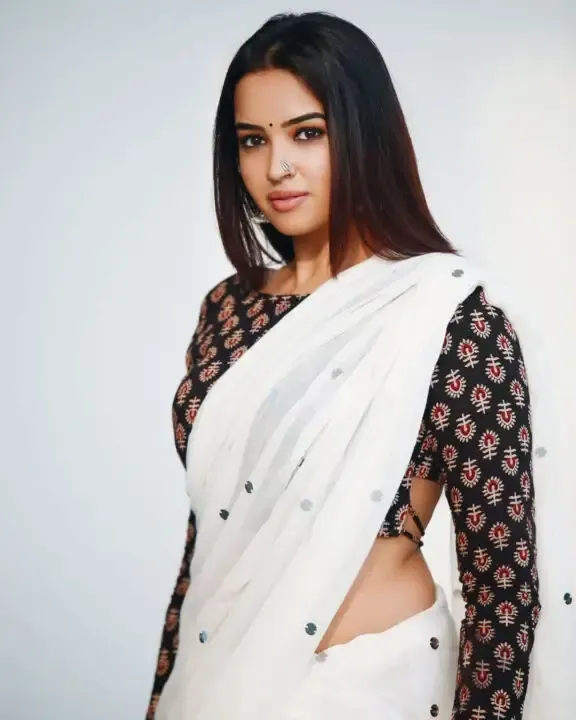 INDIAN ACTRESS PUJITA PONNADA STILLS IN TRADITIONAL WHITE SAREE